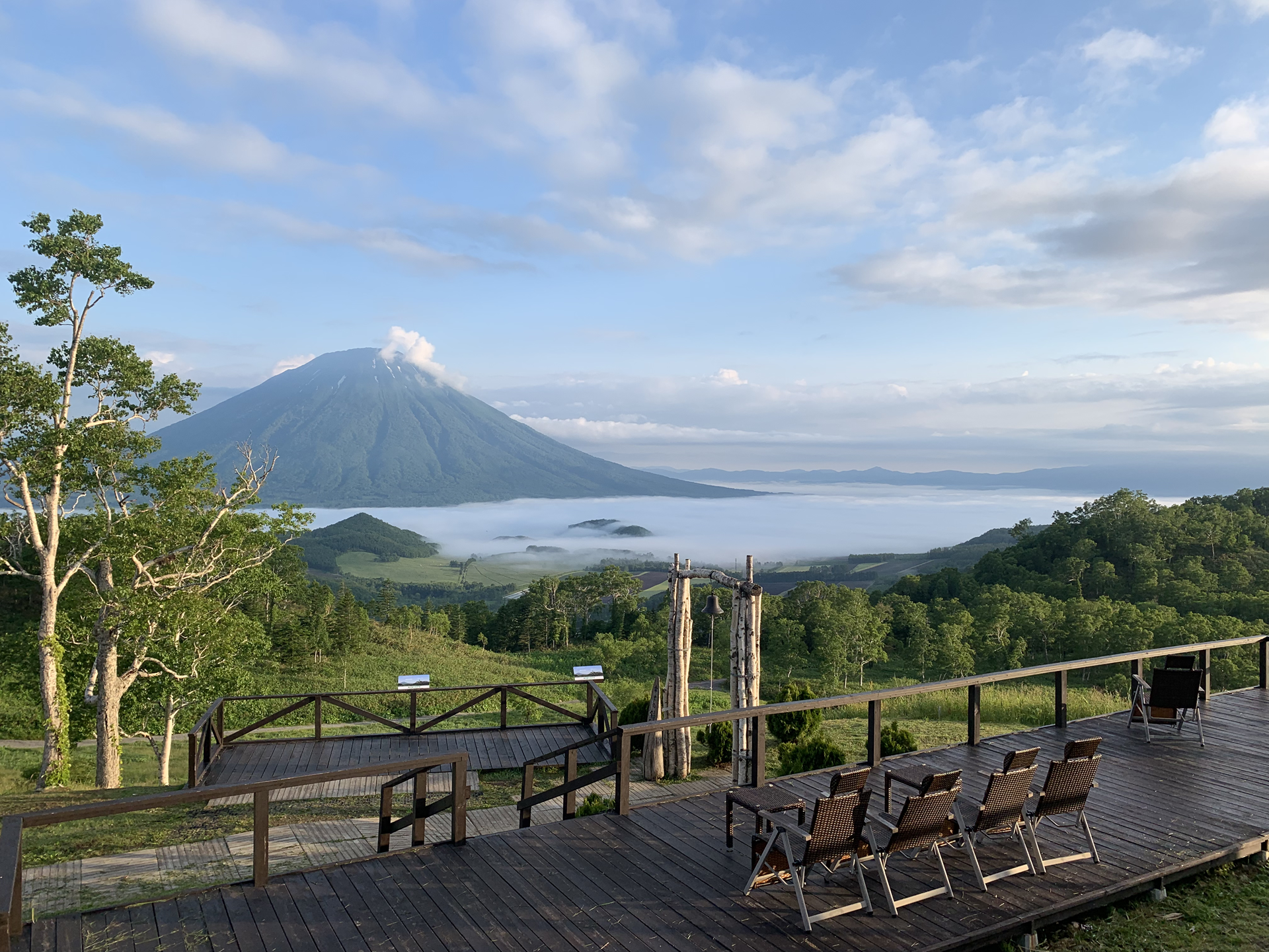 ルスツリゾートのテラスから望む、夏の山並みと雲海